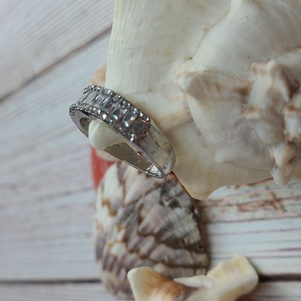 SILVER ROUND AND EMERALD CUT  FASHION RING - Picture 4 of 8